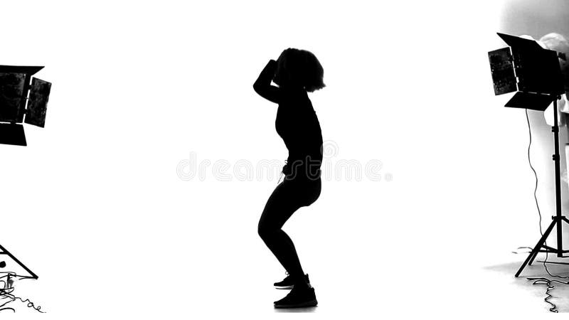 Черный силуэт профессионально девушки танцев внутри