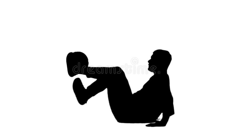 Черный силуэт парня заполняя футбольный мяч на его ноге
