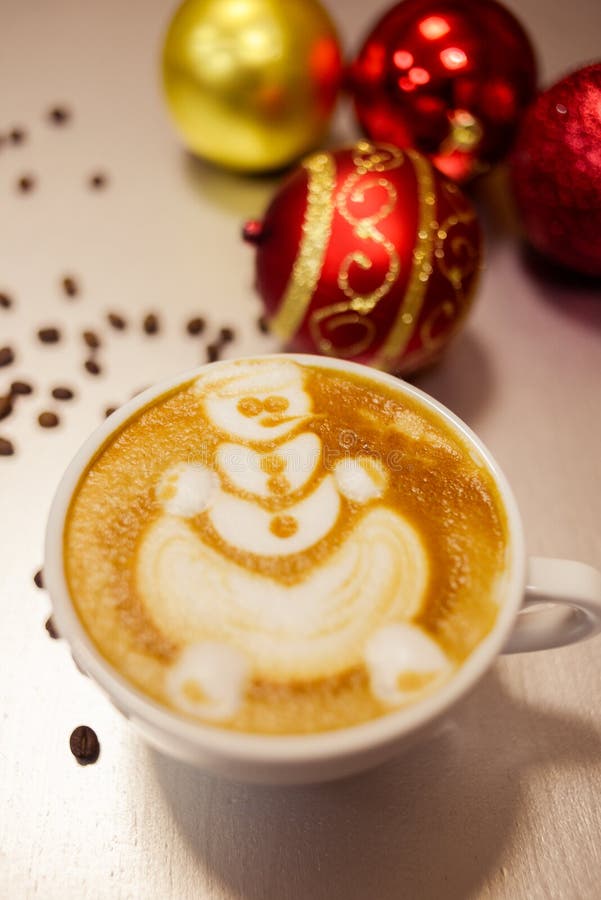 Чертеж северного оленя рождества на кофейной чашке искусства latte стоковое изображение Чертеж северного оленя рождества на кофейной чашке искусства latte стоковое изображение