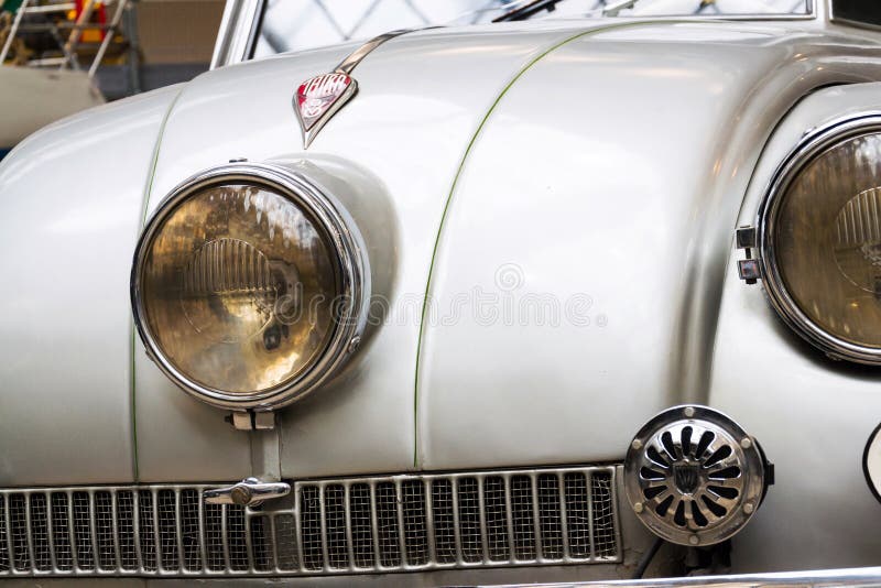 Чехословакский национальный культурный автомобиль Tatra 87 памятника стоковые изображения Чехословакский национальный культурный автомобиль Tatra 87 памятника стоковые изображения