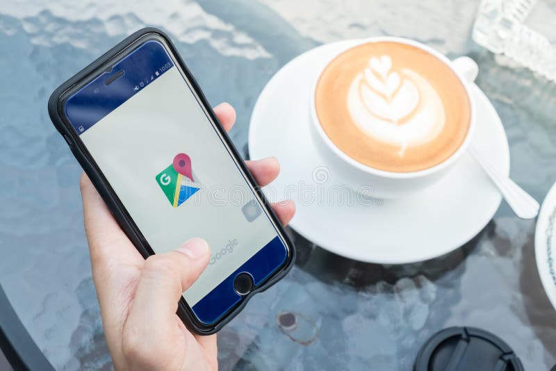 ЧИАНГМАЙ, ТАИЛАНД - 2-ОЕ ДЕКАБРЯ 2015: Рука человека держа скрин-шот Google Maps app показывая на iPhone 6 стоковая фотография rf ЧИАНГМАЙ, ТАИЛАНД - 2-ОЕ ДЕКАБРЯ 2015: Рука человека держа скрин-шот Google Maps app показывая на iPhone 6 стоковая фотография rf