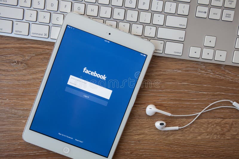 ЧИАНГМАЙ, ТАИЛАНД - 8-ое февраля 2014: Применение Facebook подписывает внутри страницу на iPad Яблока Facebook самый большой и са стоковая фотография rf ЧИАНГМАЙ, ТАИЛАНД - 8-ое февраля 2014: Применение Facebook подписывает внутри страницу на iPad Яблока Facebook самый большой и са стоковая фотография rf