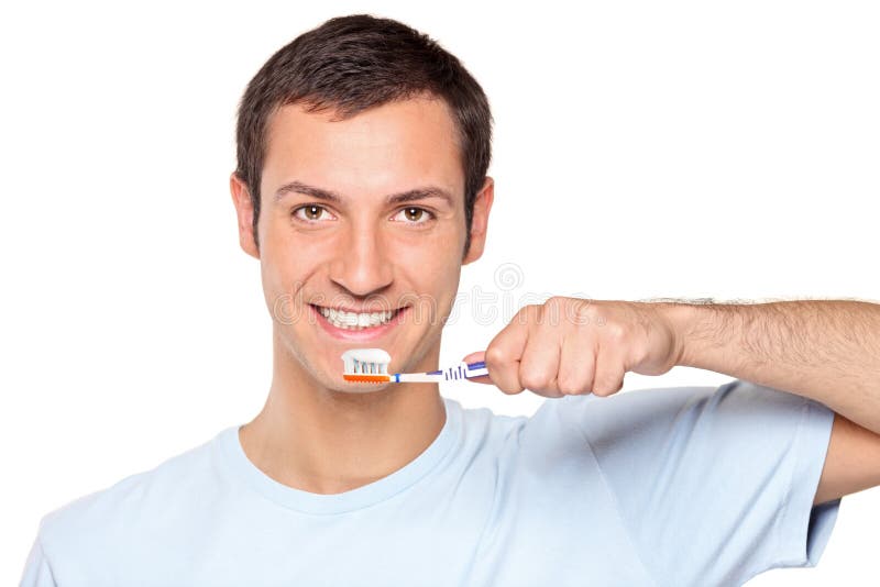 чистящ его зубы щеткой человека молодые