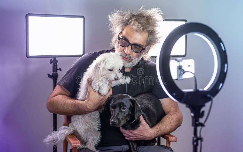 чокнутый радиоведущий записывает шоу с собаками. стоковая фотография rf