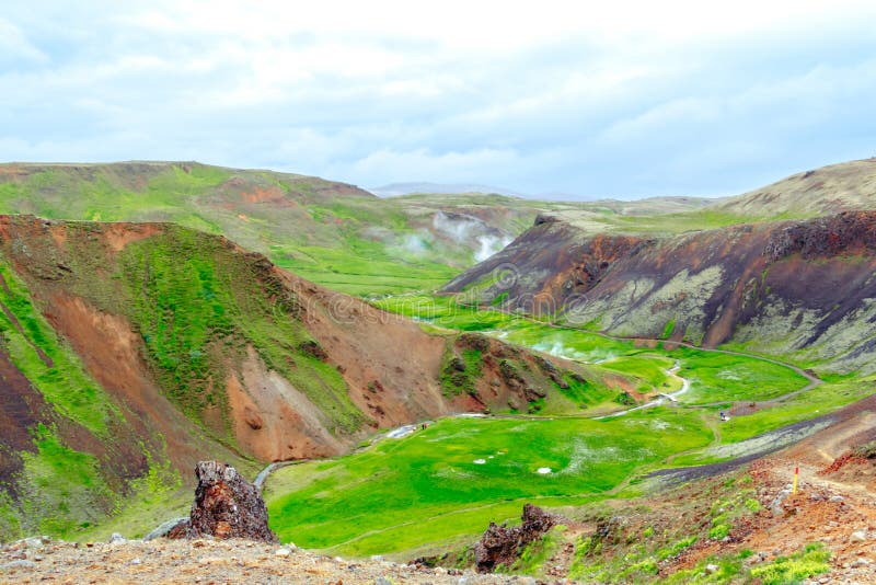 Чудесная исландская природа Красочная долина пара южной Исландии Долина Reykjadalur Исландия, Европа стоковое изображение rf Чудесная исландская природа Красочная долина пара южной Исландии Долина Reykjadalur Исландия, Европа стоковое изображение rf