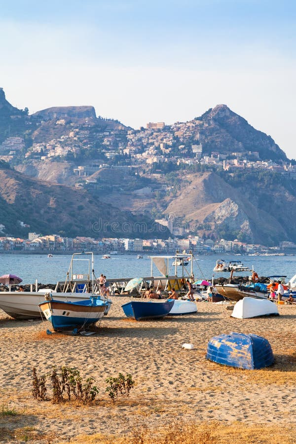 Шлюпки на пляже в старом порте в городке Giardini Naxos стоковое фото