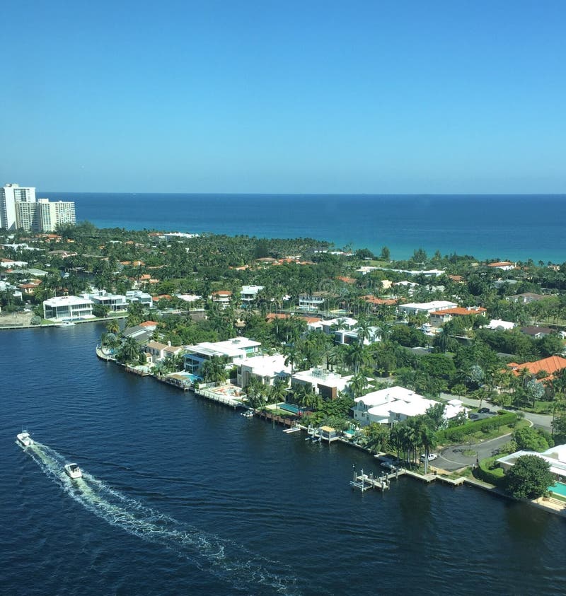 Шлюпки плавая за общиной в Intracoastal стоковое изображение Шлюпки плавая за общиной в Intracoastal стоковое изображение