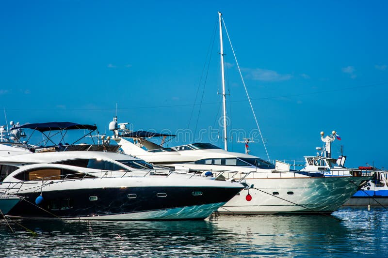 Шлюпки продажи в коммерчески морском порте Сочи стоковые изображения rf
