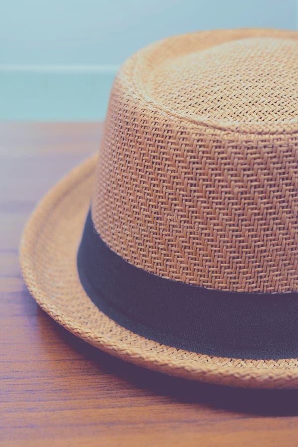 Шляпа Fedora над деревянным столом стоковые фотографии rf Шляпа Fedora над деревянным столом стоковые фотографии rf