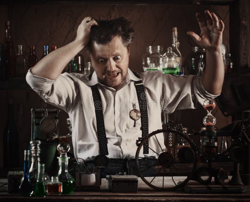 Шальной средневековый ученый работая в лаборатории Стоковое Изображение ...