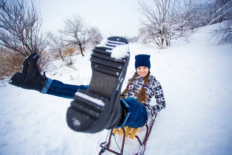 Шальная женщина наслаждается ездой саней Sledding женщины стоковое изображение Шальная женщина наслаждается ездой саней Sledding женщины стоковое изображение