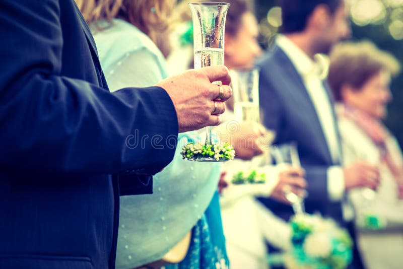 Шампанское Drinkink на свадебной церемонии стоковая фотография Шампанское Drinkink на свадебной церемонии стоковая фотография