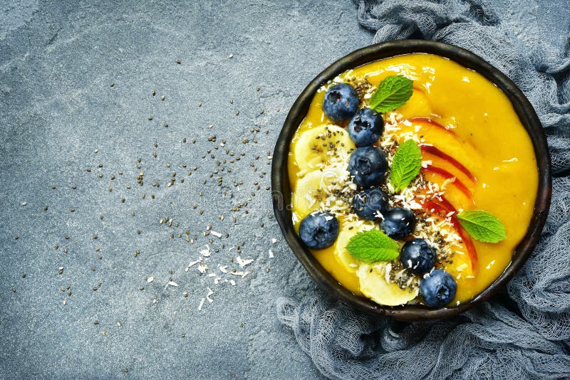 Шар smoothie манго с свежими зрелыми ягодами и плодоовощами Взгляд сверху с космосом для текста стоковые изображения rf Шар smoothie манго с свежими зрелыми ягодами и плодоовощами Взгляд сверху с космосом для текста стоковые изображения rf