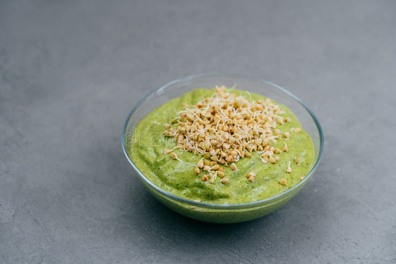 Шар зеленого smoothie сделанный шпината с ростками гречихи на серой предпосылке r Здоровая концепция еды и питания стоковые фото Шар зеленого smoothie сделанный шпината с ростками гречихи на серой предпосылке r Здоровая концепция еды и питания стоковые фото