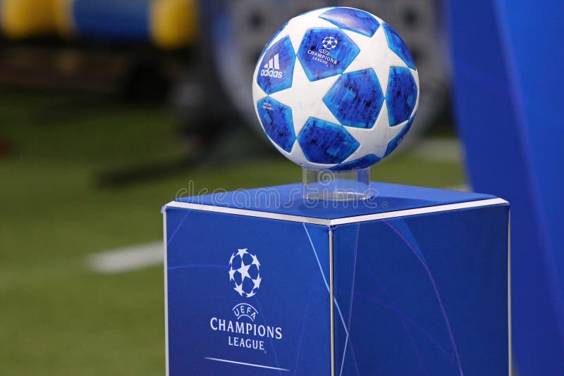 Шарик спички лиги чемпионов UEFA 2018/19 должностного лица стоковое фото rf Шарик спички лиги чемпионов UEFA 2018/19 должностного лица стоковое фото rf