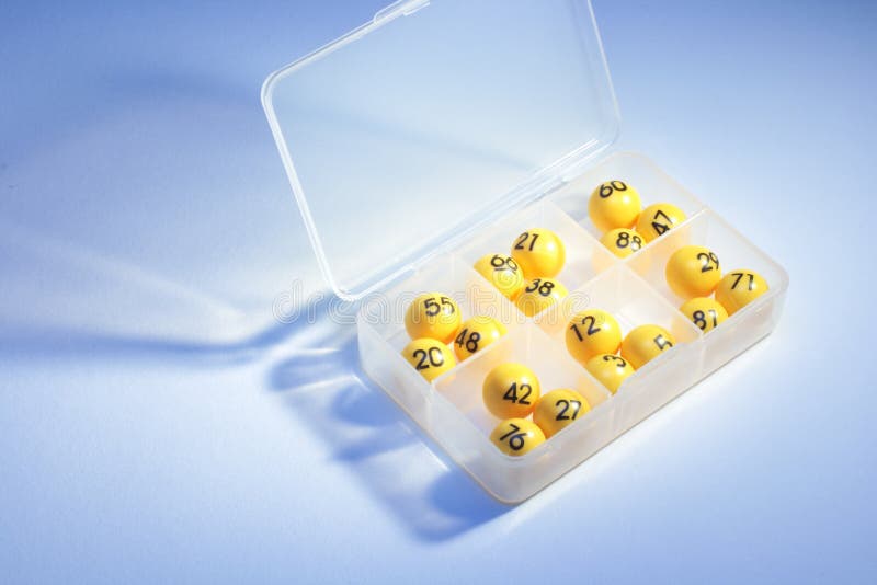 Шарики Bingo в пластиковом случае стоковые фотографии rf Шарики Bingo в пластиковом случае стоковые фотографии rf