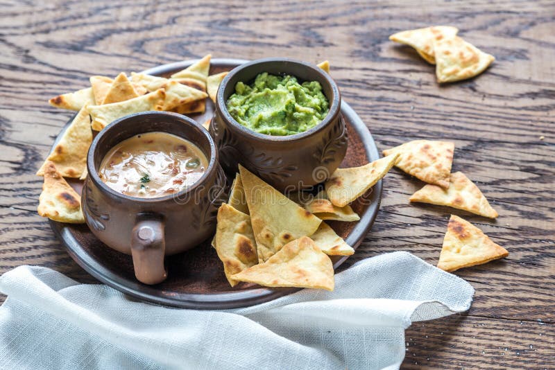 Шары гуакамоле и queso с обломоками tortilla стоковое фото Шары гуакамоле и queso с обломоками tortilla стоковое фото