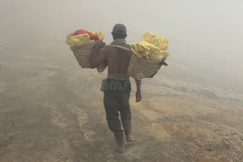 Шахты серы Kawah Ijen в East Java, Индонезии стоковые изображения Шахты серы Kawah Ijen в East Java, Индонезии стоковые изображения