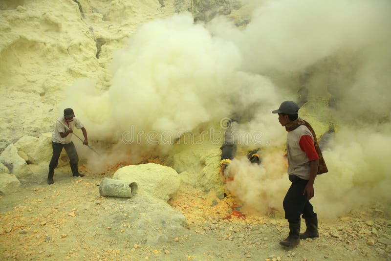 Шахты серы Kawah Ijen в East Java, Индонезии стоковое фото Шахты серы Kawah Ijen в East Java, Индонезии стоковое фото