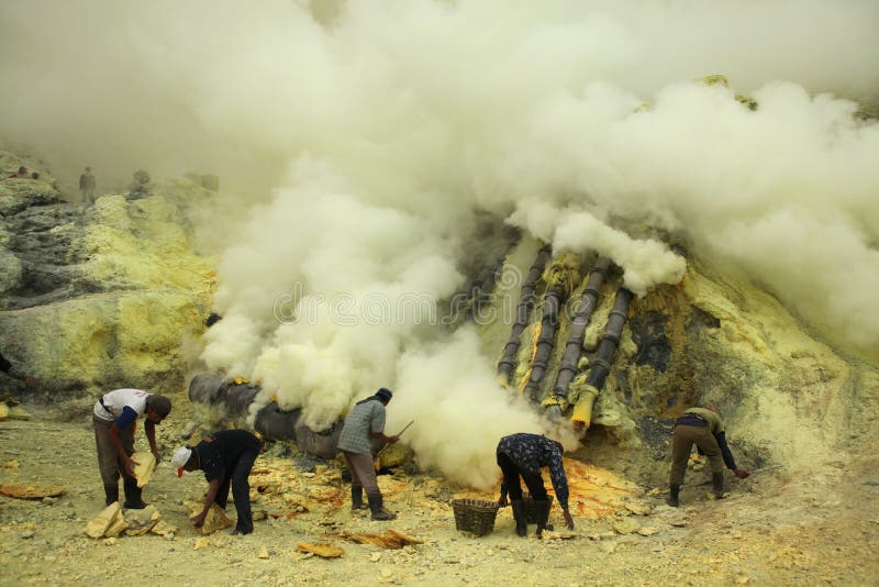 Шахты серы Kawah Ijen в East Java, Индонезии стоковые изображения rf Шахты серы Kawah Ijen в East Java, Индонезии стоковые изображения rf