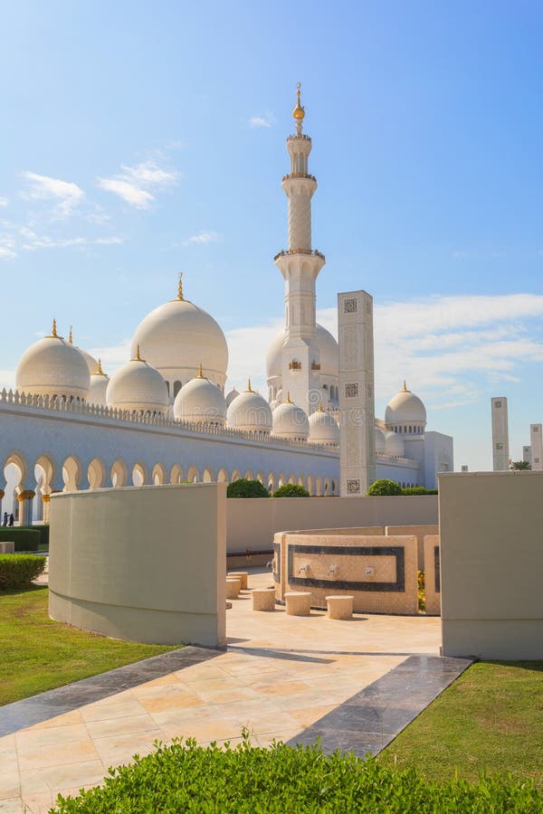 Шейх Zayed Мечеть - Абу-Даби, Объединенные эмираты Красивая белая большая мечеть стоковое фото rf Шейх Zayed Мечеть - Абу-Даби, Объединенные эмираты Красивая белая большая мечеть стоковое фото rf
