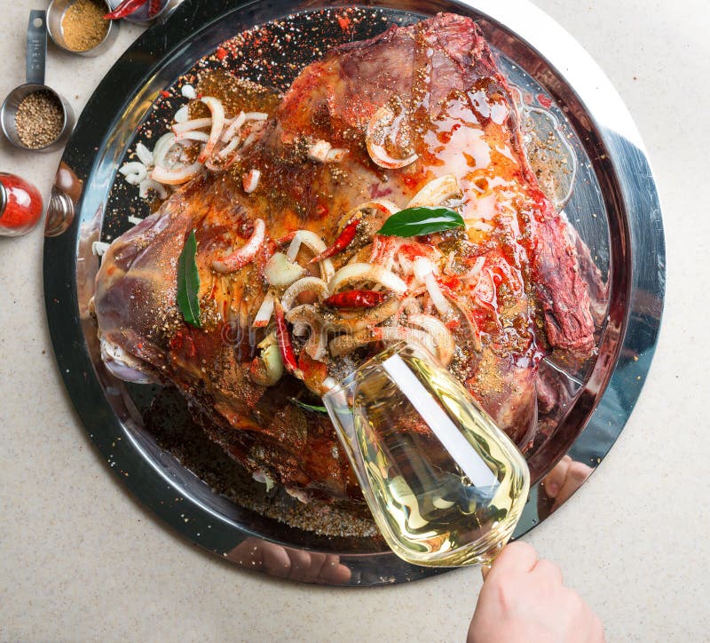 Шеф-повар marinating большая часть мяса стоковые фотографии rf Шеф-повар marinating большая часть мяса стоковые фотографии rf