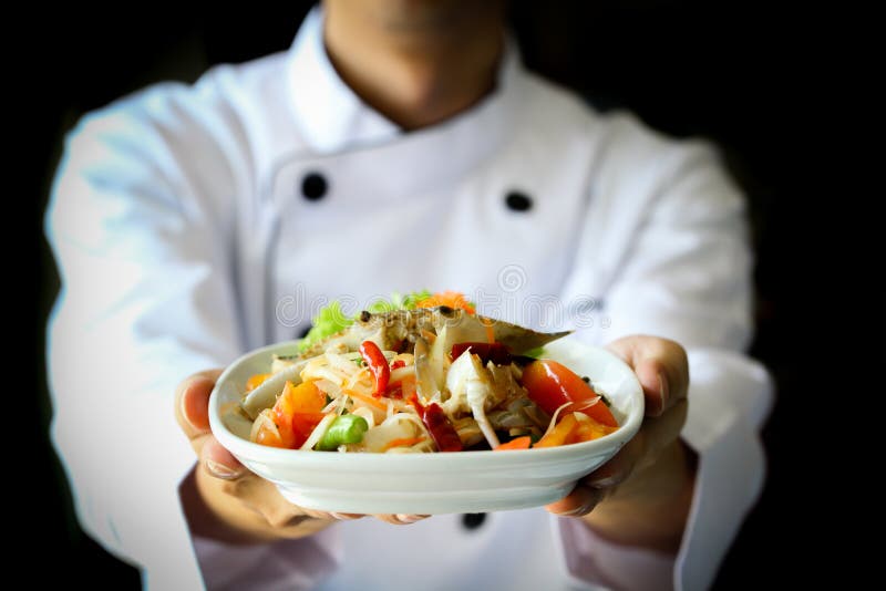 Шеф-повар гордо представляя тайский пряный салат папапайи краба - Lao, кухню Isan стоковое фото rf Шеф-повар гордо представляя тайский пряный салат папапайи краба - Lao, кухню Isan стоковое фото rf