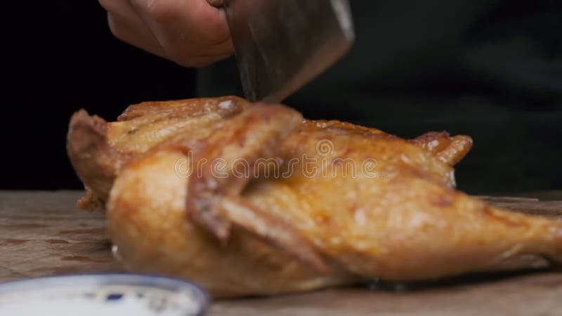 Шеф-повар готовится разрезать целую курицу на гриле сток-видео