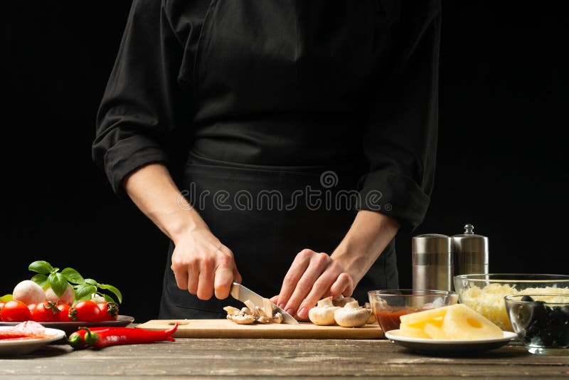 Шеф-повар режет грибы champignon с овощами Для подготовки пиццы, соус гриба, салат Очень вкусная концепция еды стоковые изображения Шеф-повар режет грибы champignon с овощами Для подготовки пиццы, соус гриба, салат Очень вкусная концепция еды стоковые изображения