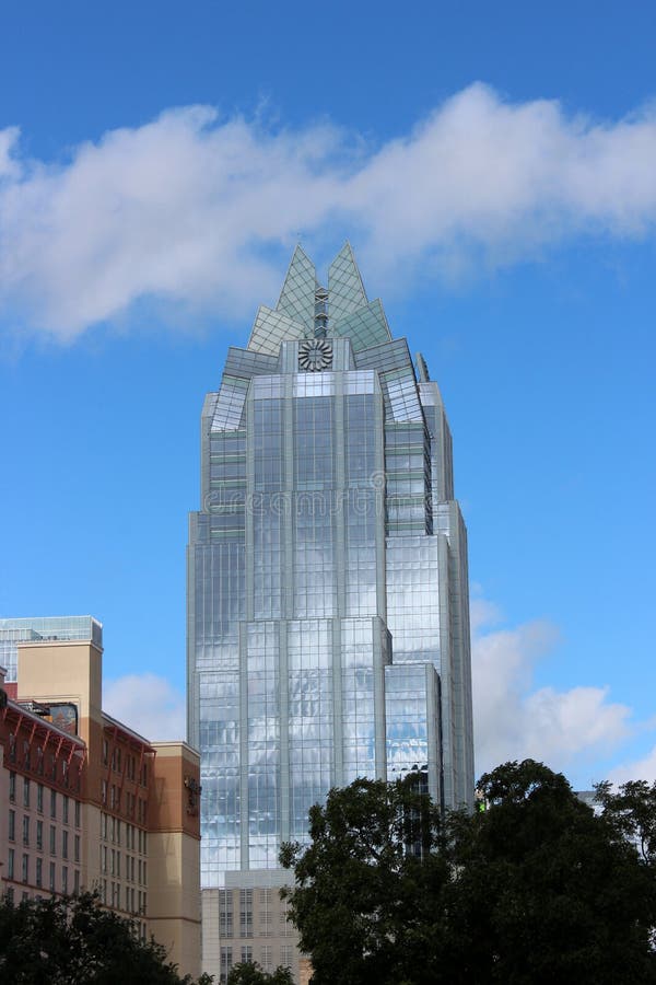Шикарная архитектура небоскреба с голубыми небесами наверху, башня банка Frost, городской Остин, Техас, 2018