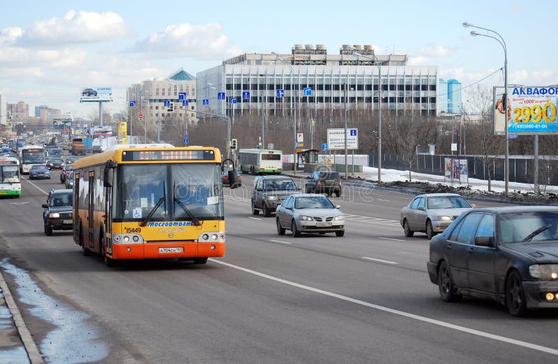 Шина 904 направляет, двигает на размещанную прокладку на шоссе Volokolamskoye moscow стоковое изображение Шина 904 направляет, двигает на размещанную прокладку на шоссе Volokolamskoye moscow стоковое изображение
