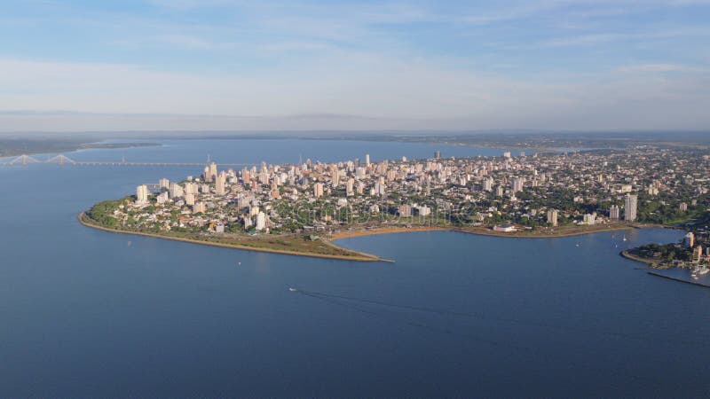Широкая воздушная сцена города Посадас Parana River и мост Сан-Роке Гонсалес на заднем плане видеоматериал