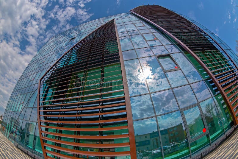 Широкоформатная съемка футуристического офисного здания NOKIA в Timisoara стоковая фотография Широкоформатная съемка футуристического офисного здания NOKIA в Timisoara стоковая фотография