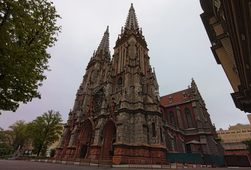 Широкоформатный взгляд ландшафта готического дома собора St Nicholas римско-католического музыки органа Утро весны пасмурное стоковое изображение rf Широкоформатный взгляд ландшафта готического дома собора St Nicholas римско-католического музыки органа Утро весны пасмурное стоковое изображение rf