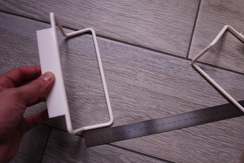 Шкаф ImaTowel к bathroom или кухне Небольшие вспомогательные внутренние bathroom или кухня, помогут в экономике Детали и closging стоковое изображение rf Шкаф ImaTowel к bathroom или кухне Небольшие вспомогательные внутренние bathroom или кухня, помогут в экономике Детали и closging стоковое изображение rf