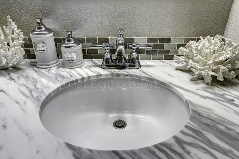 Шкаф тщеты ванной комнаты с белой верхней частью гранита Раковина и decorat стоковая фотография Шкаф тщеты ванной комнаты с белой верхней частью гранита Раковина и decorat стоковая фотография