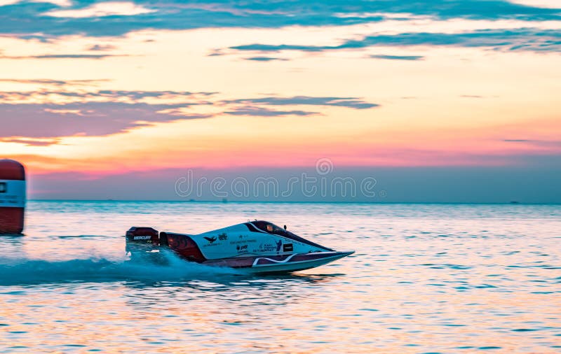 Шлюпка F3 с красивым небом и море с заходом солнца в Bangsaen приводят шлюпку в действие 2017 на пляже Bangsaen в Таиланде стоковые фото Шлюпка F3 с красивым небом и море с заходом солнца в Bangsaen приводят шлюпку в действие 2017 на пляже Bangsaen в Таиланде стоковые фото