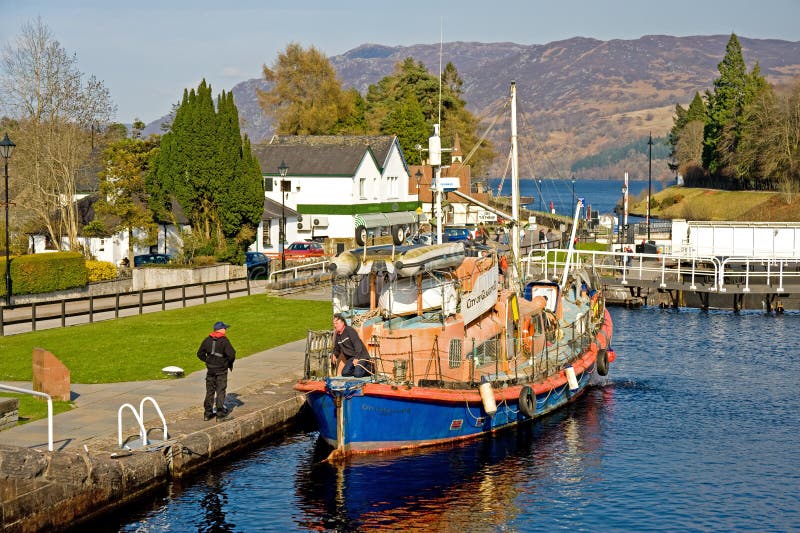 шлюпка входит Loch Ness готовое к стоковые фотографии rf шлюпка входит Loch Ness готовое к стоковые фотографии rf