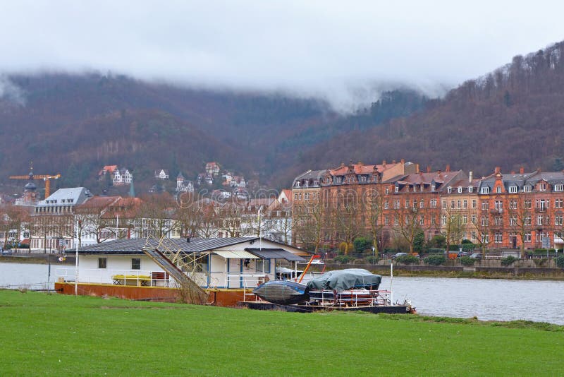 Шлюпка постоянно поставила на якорь на луге Рекы Neckar около центра города Гейдельберга, со старыми зданиями и красивым landsca стоковые изображения Шлюпка постоянно поставила на якорь на луге Рекы Neckar около центра города Гейдельберга, со старыми зданиями и красивым landsca стоковые изображения
