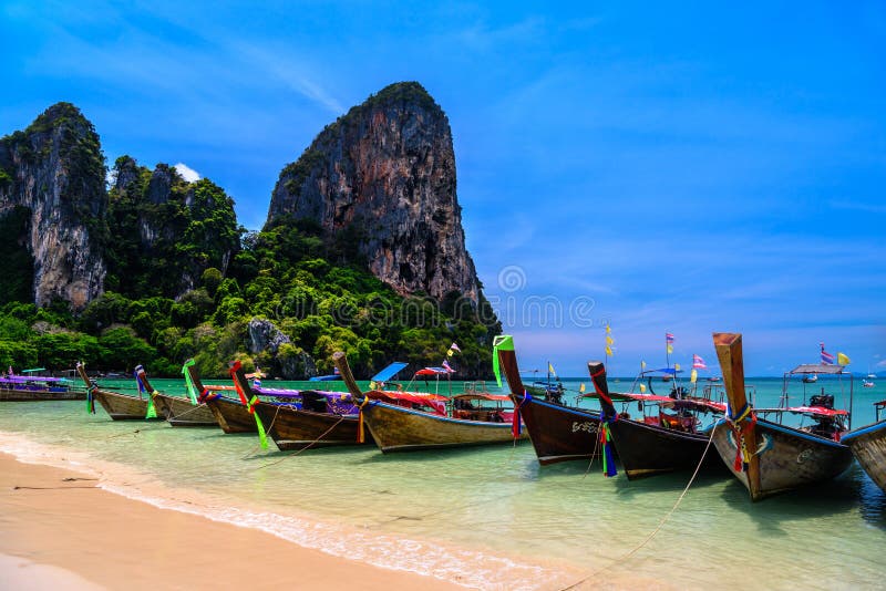 Шлюпки и утесы длинного хвоста на Railay приставают запад к берегу, Ao Nang, Krabi, стоковые изображения Шлюпки и утесы длинного хвоста на Railay приставают запад к берегу, Ao Nang, Krabi, стоковые изображения