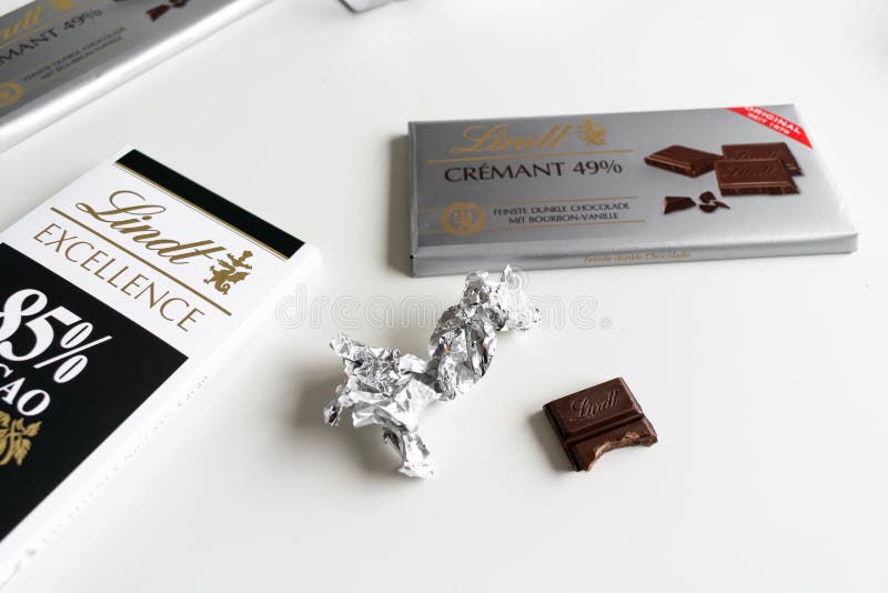 Шоколадный батончик Lindt Crémant 49%, высокий профессионализм, какао 85%, богатая темнота стоковая фотография Шоколадный батончик Lindt Crémant 49%, высокий профессионализм, какао 85%, богатая темнота стоковая фотография