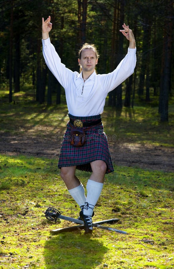 шпага scottish человека танцы costume стоковые изображения rf шпага scottish человека танцы costume стоковые изображения rf