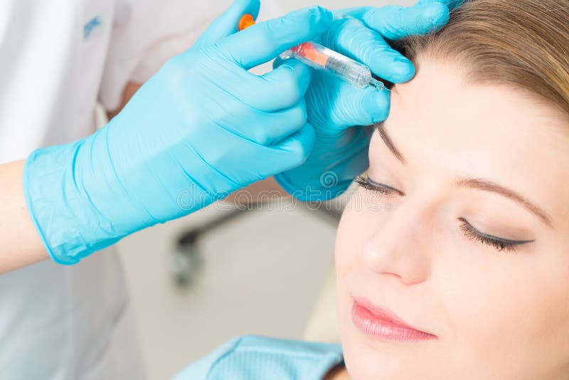 Шприц обработки курорта заполнителей женщины Botox лицевой молодой стоковые изображения rf Шприц обработки курорта заполнителей женщины Botox лицевой молодой стоковые изображения rf