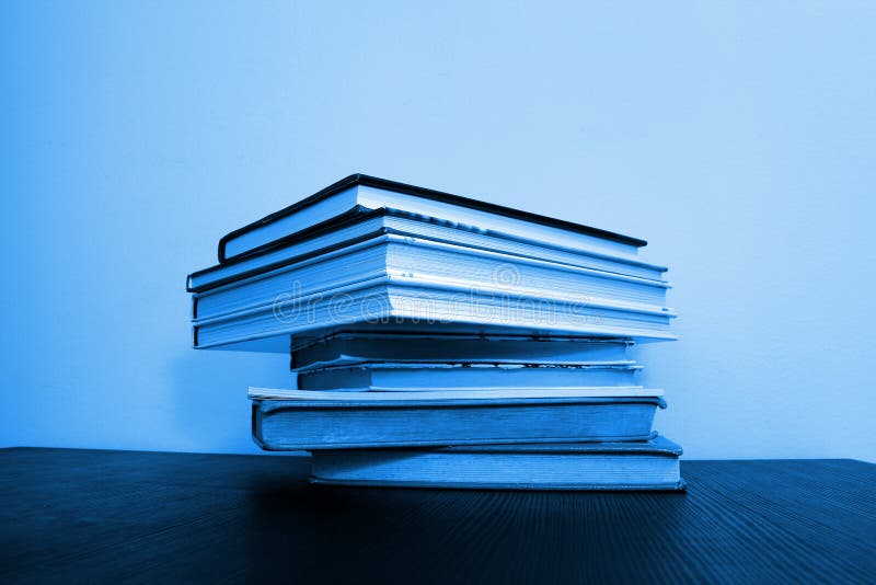 Штабелированные книги на таблице стоковые изображения Штабелированные книги на таблице стоковые изображения