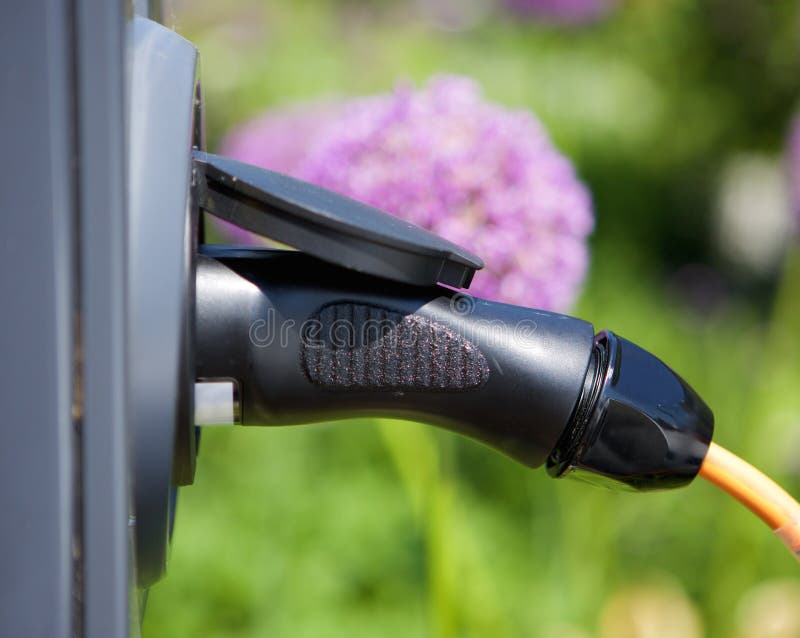 Штепсельная вилка электроснабжения для гибридного автомобиля Стоковое ...