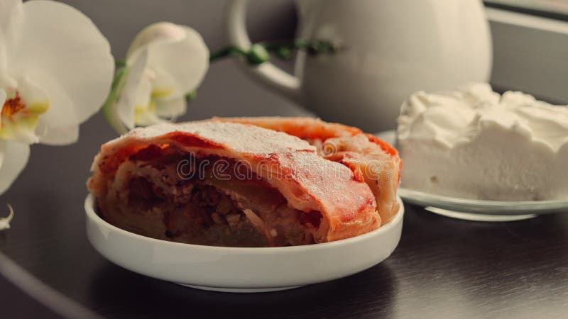 Штрудель Яблока с ванильным мороженым и кофе на темной предпосылке украшенной с archeid в раннем утре стоковые фото Штрудель Яблока с ванильным мороженым и кофе на темной предпосылке украшенной с archeid в раннем утре стоковые фото