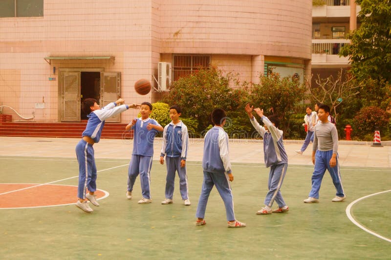 Шэньчжэнь, Китай: баскетбол игры зрачков на баскетбольной площадке