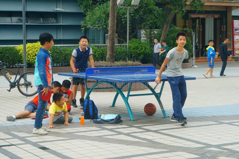 Шэньчжэнь, Китай: Дети играя фитнес настольного тенниса