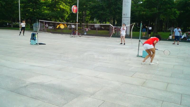 Шэньчжэнь, Китай: молодые женщины играют бадминтон