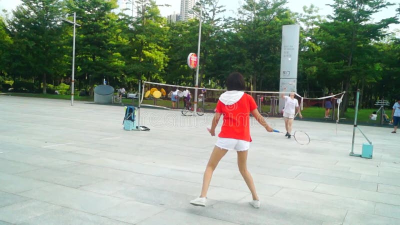 Шэньчжэнь, Китай: молодые женщины играют бадминтон